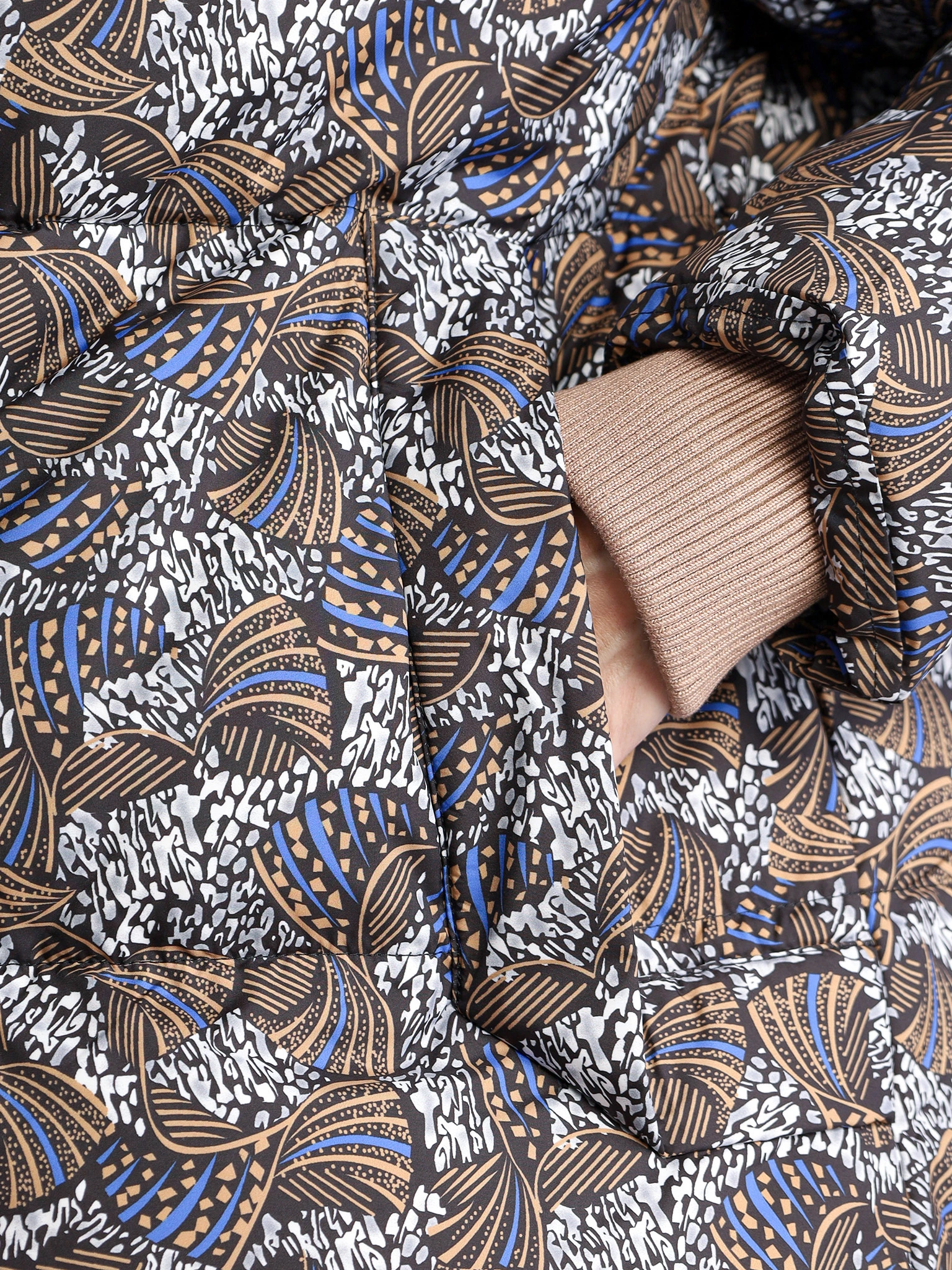 Пуховик с абстрактным принтом цвета мульти с капюшоном-манишкой